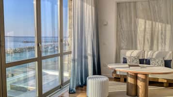 Suite Deluxe, vista al mar (200m from the Main Hotel) | Ropa de cama de alta calidad y minibar