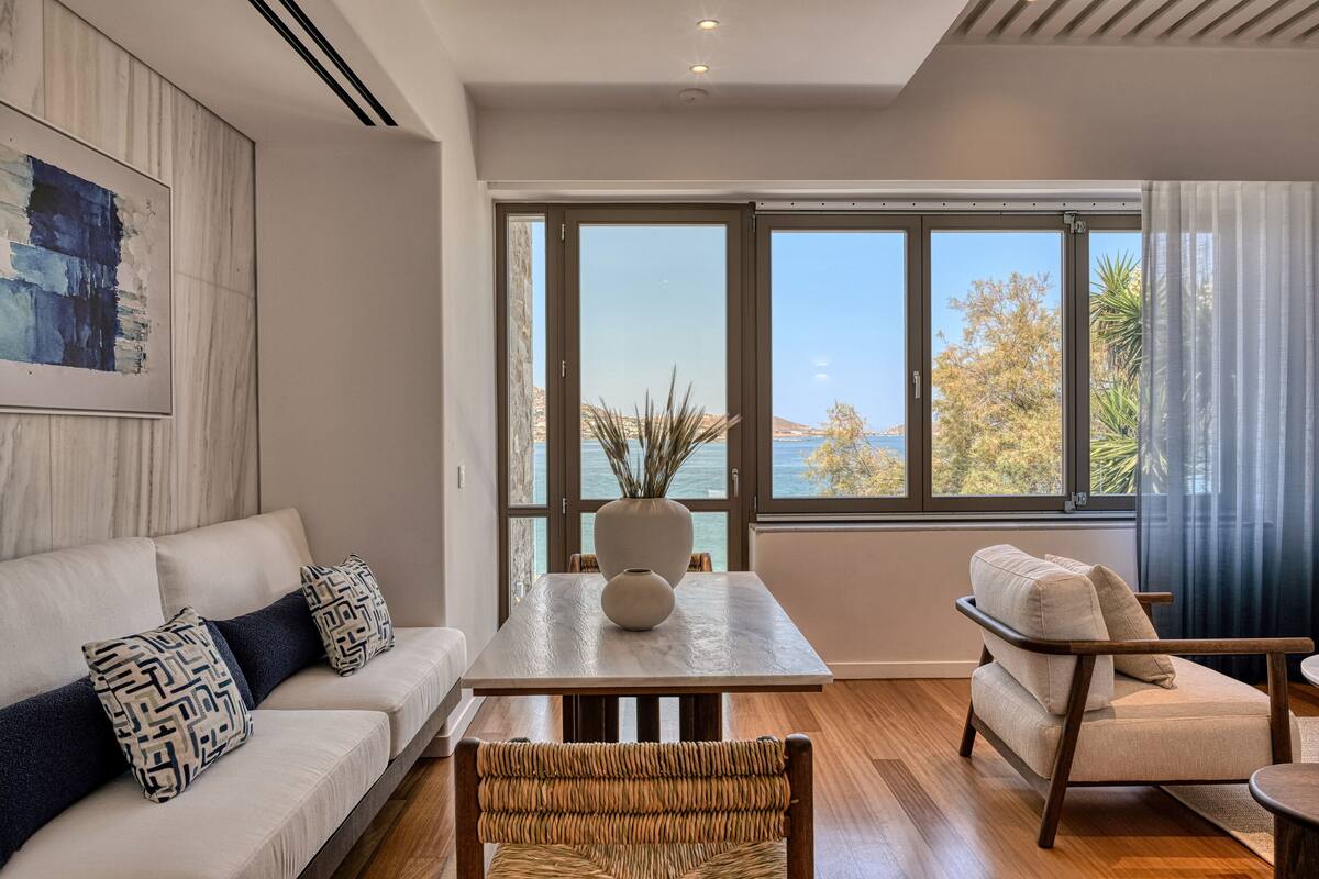 Suite junior, vistas al mar (200m from the Main Hotel) | Ropa de cama de alta calidad, minibar, caja fuerte