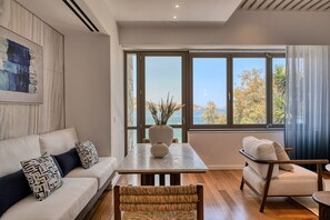 Suite – junior, sjøutsikt (200m from the Main Hotel) | Sengetøy av topp kvalitet, minibar, safe på rommet og lydisolert