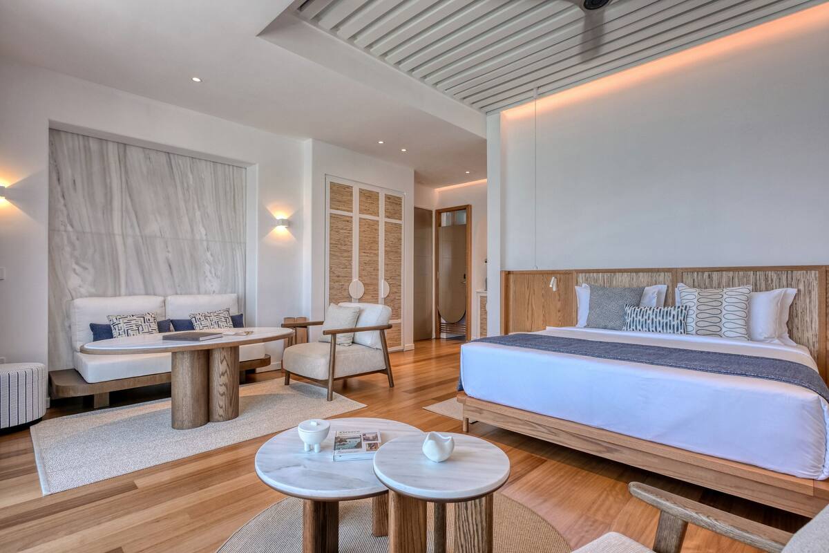 Suite Deluxe, vistas al mar (200m from the Main Hotel) | Ropa de cama de alta calidad, minibar, caja fuerte
