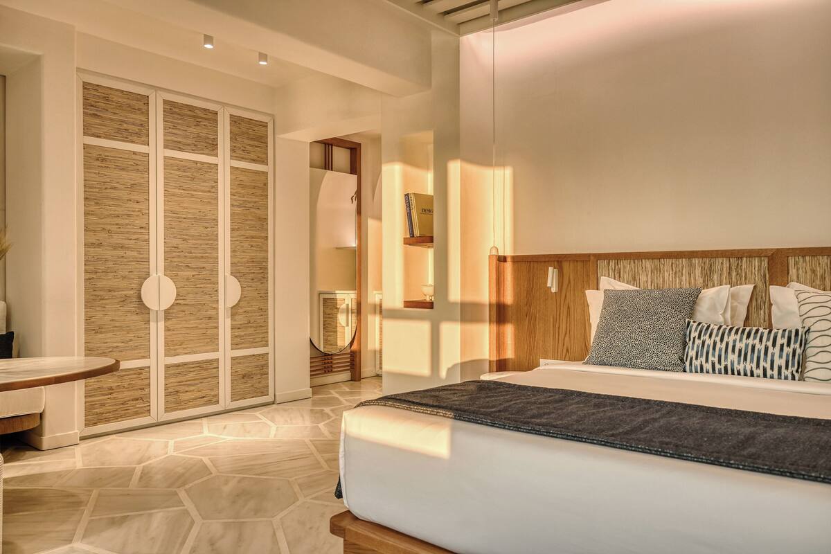 Suite clásica, vistas al mar (200m from the Main Hotel) | Ropa de cama de alta calidad, minibar, caja fuerte