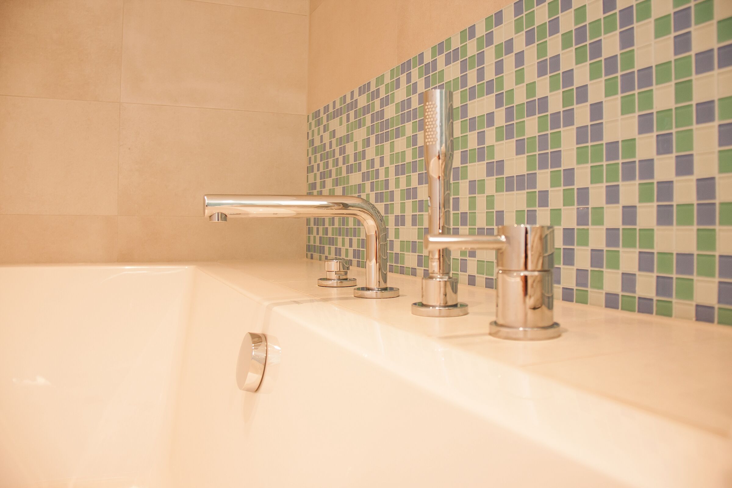 Une salle de bain avec une baignoire, une douche et un robinet.