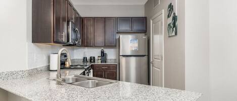 冷蔵庫、電子レンジ、オーブン、コンロ