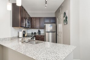 Fridge, microwave, oven, stovetop - Charming 1-Bedroom Retreat in Tranquil Zionsville (Zionsville)