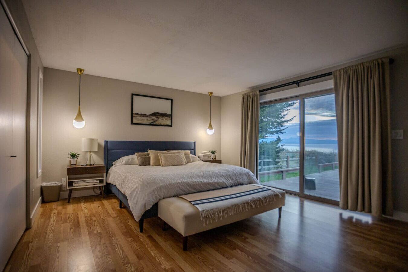 4 chambres, bureau, fer et planche à repasser, lit de bébé portatif
