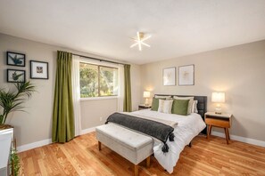 4 bedrooms, desk, iron/ironing board, travel crib