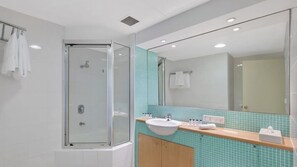 Combined shower/bathtub, towels