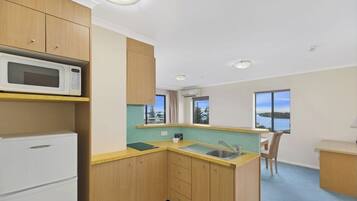 Geladeira, micro-ondas, torradeira