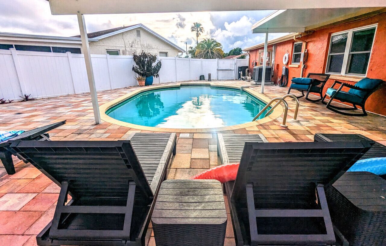 Tropical Oasis *Heated Pool* Whole Home