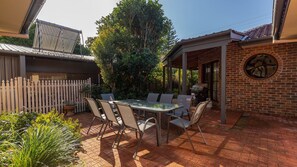 Outdoor dining - Breeza on Boom - Boomerang Beach (Boomerang Beach)