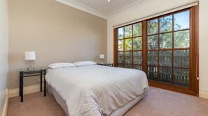 3 bedrooms, iron/ironing board - Breeza on Boom - Boomerang Beach (Boomerang Beach)