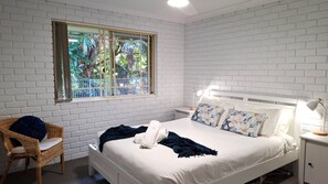 3 habitaciones, tabla de planchar con plancha, internet y ropa de cama 