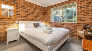 3 bedrooms, iron/ironing board, internet, bed sheets