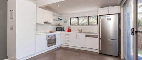 Refrigerador, microondas, horno y parrilla de estufa