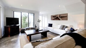 TV, DVD player - Anglers Cove @ Boomerang Beach (Boomerang Beach)