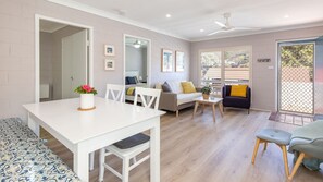 TV, DVD player - Boomerang Point Apartment (Boomerang Beach)