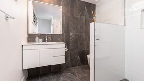 Baignoire, sèche-cheveux
