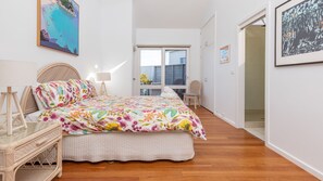 4 عدّة غرف نوم ومكواة/لوح كي وخدمة الإنترنت وملاءات أسرّة