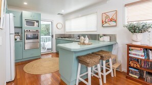 Fridge, microwave, oven, stovetop - Spinnaker 1 @ Boomerang Beach (Boomerang Beach)