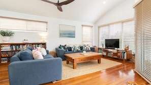 TV - Spinnaker 1 @ Boomerang Beach (Boomerang Beach)