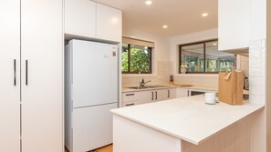 Fridge, microwave, oven, stovetop - Wee Five @ Elizabeth Beach (Elizabeth Beach)