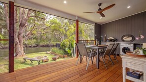 Outdoor dining - Charlotte's Hideaway (Charlotte Bay)