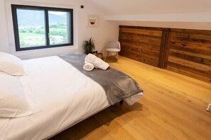5 habitaciones, tabla de planchar con plancha y cuna de viaje 