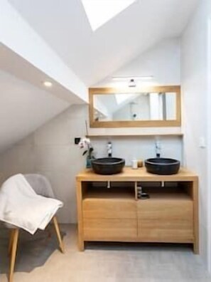 Amenidades de baño ecológicas, secadora de cabello, toallas, jabón 