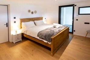 5 chambres, fer et planche à repasser, lit de bébé portatif