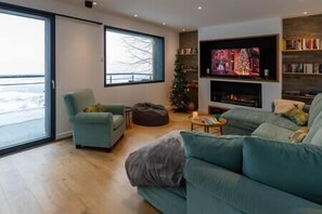 Smart TV, chimenea y libros