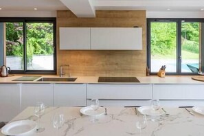 Kühlschrank, Mikrowelle, Ofen, Herdplatte