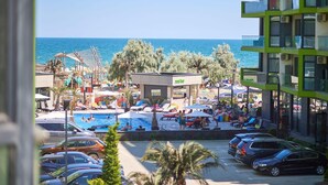A beachside resort with a swimming pool, beach umbrellas, and a view of the sea. - Luxury Alezzi (Navodari)