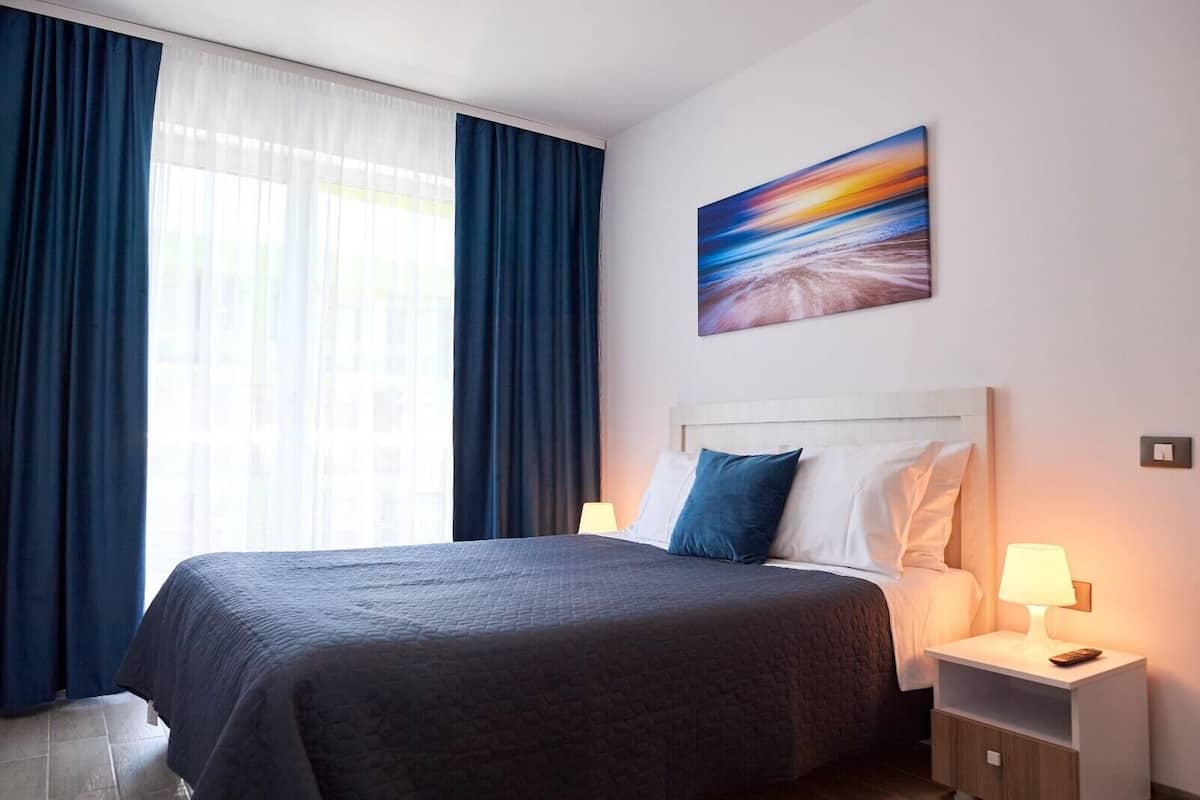 1 bedroom, individually decorated, individually furnished