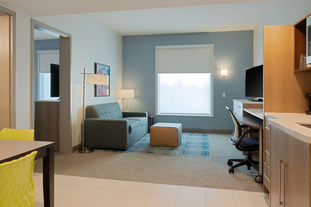 Suite, 1 Bedroom | Living area