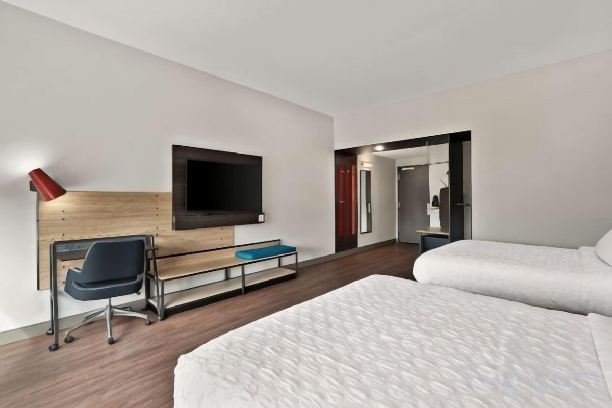 Room With Two Queen Beds And Roll In Shower-Mobility/Hearing Accessible