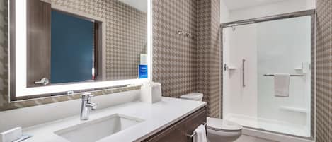 Suite, 1 habitación | Regadera en el baño