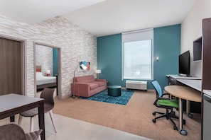 Suite, 1 habitación | Zona de estar | Televisión de 32 pulgadas con canales por cable