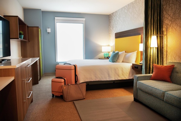 Studio Suite, 1 King Bed | Living area