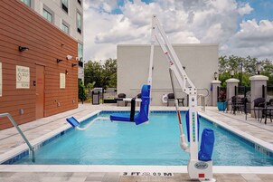 Una piscina al aire libre de temporada