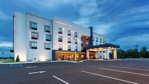 A Hampton Inn hotel with a modern facade, a covered entrance, and a parking lot. - Hampton Inn Marianna I-10 (Marianna)