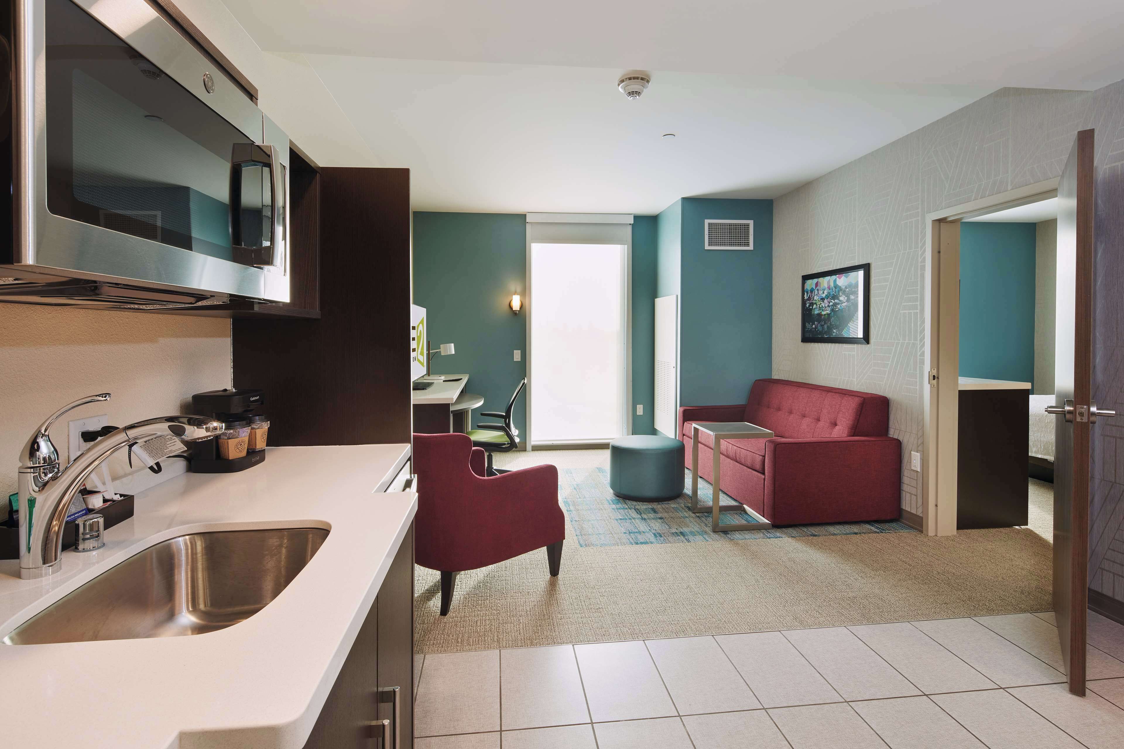 Suite, 1 habitación | Área de sala de estar | Smart TV de 50 pulgadas con canales digitales y Netflix 