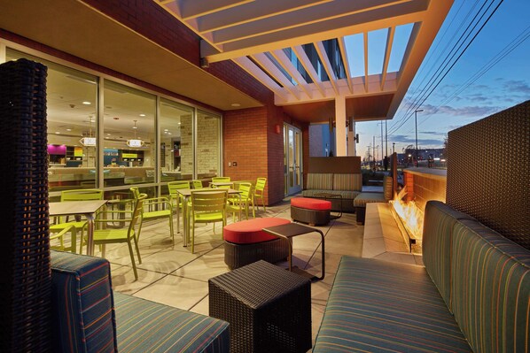 Terrace/patio - Home2 Suites By Hilton Sacramento At Csus (Sacramento)