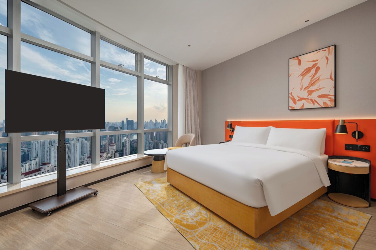 Down comforters, minibar, in-room safe, desk