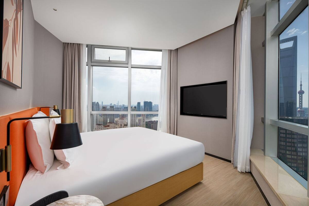Down comforters, minibar, in-room safe, desk