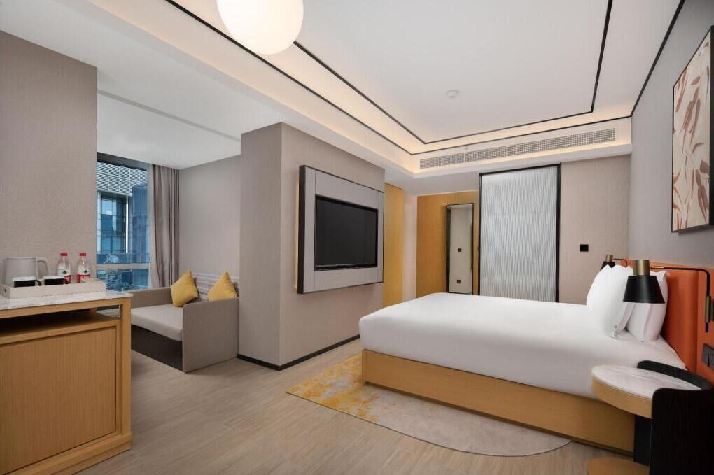 Edredón, minibar, caja de seguridad en la habitación y escritorio 
