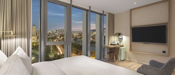 Hypo-allergenic bedding, in-room safe, desk, laptop workspace