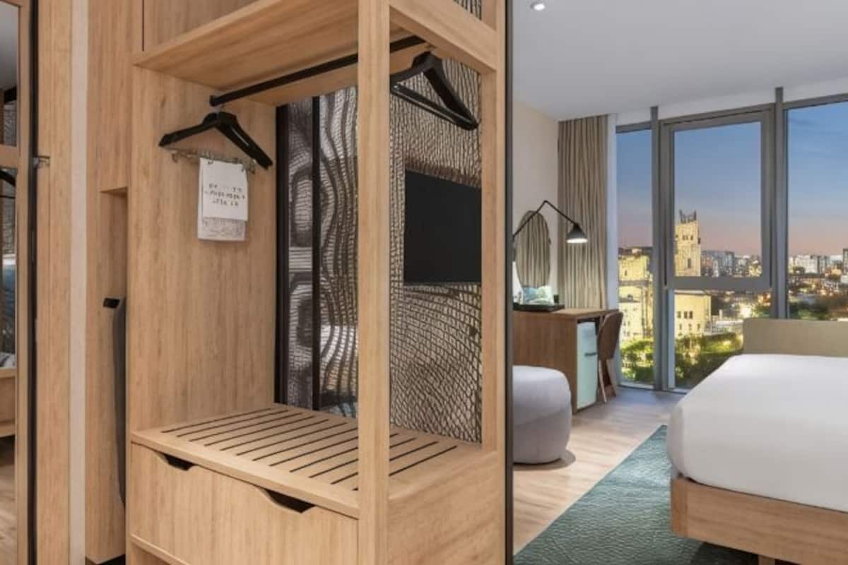 Ropa de cama hipoalergénica y caja de seguridad en la habitación