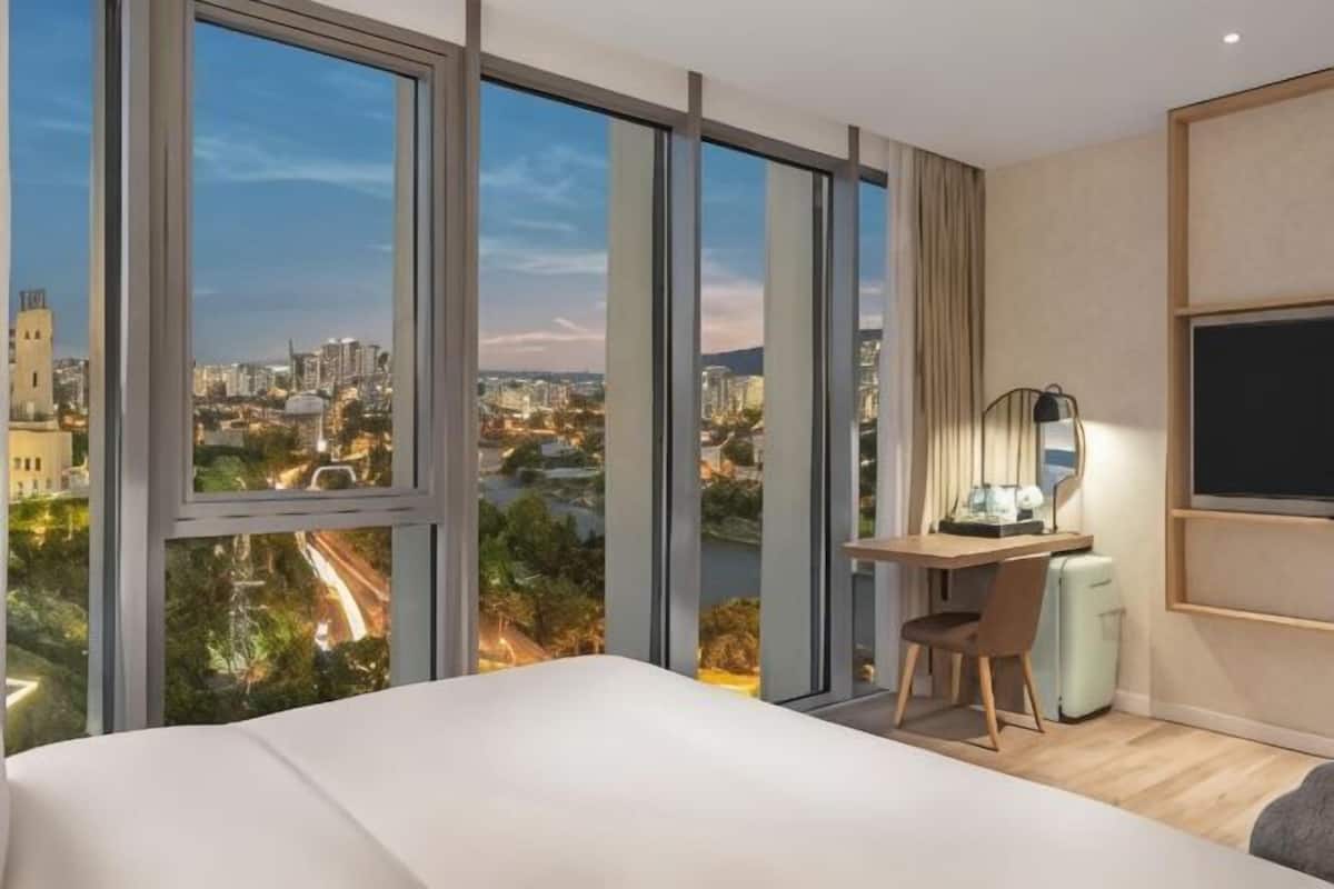 Roupas de cama antialérgicas, cofres nos quartos, escrivaninha