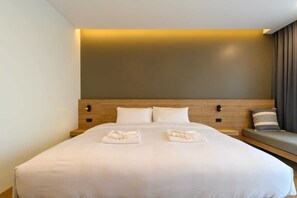 Quarto casal standard, 1 cama King, vista para o rio | Roupas de cama premium, escrivaninha, Wi-Fi de cortesia