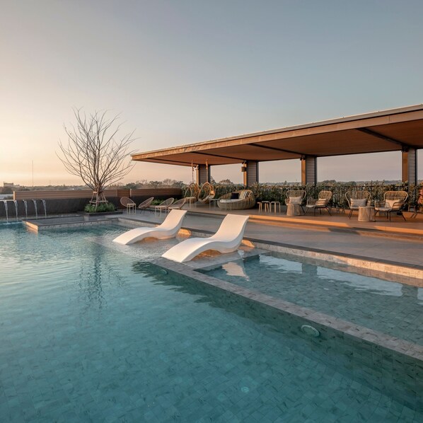 Piscine extérieure, chaises longues